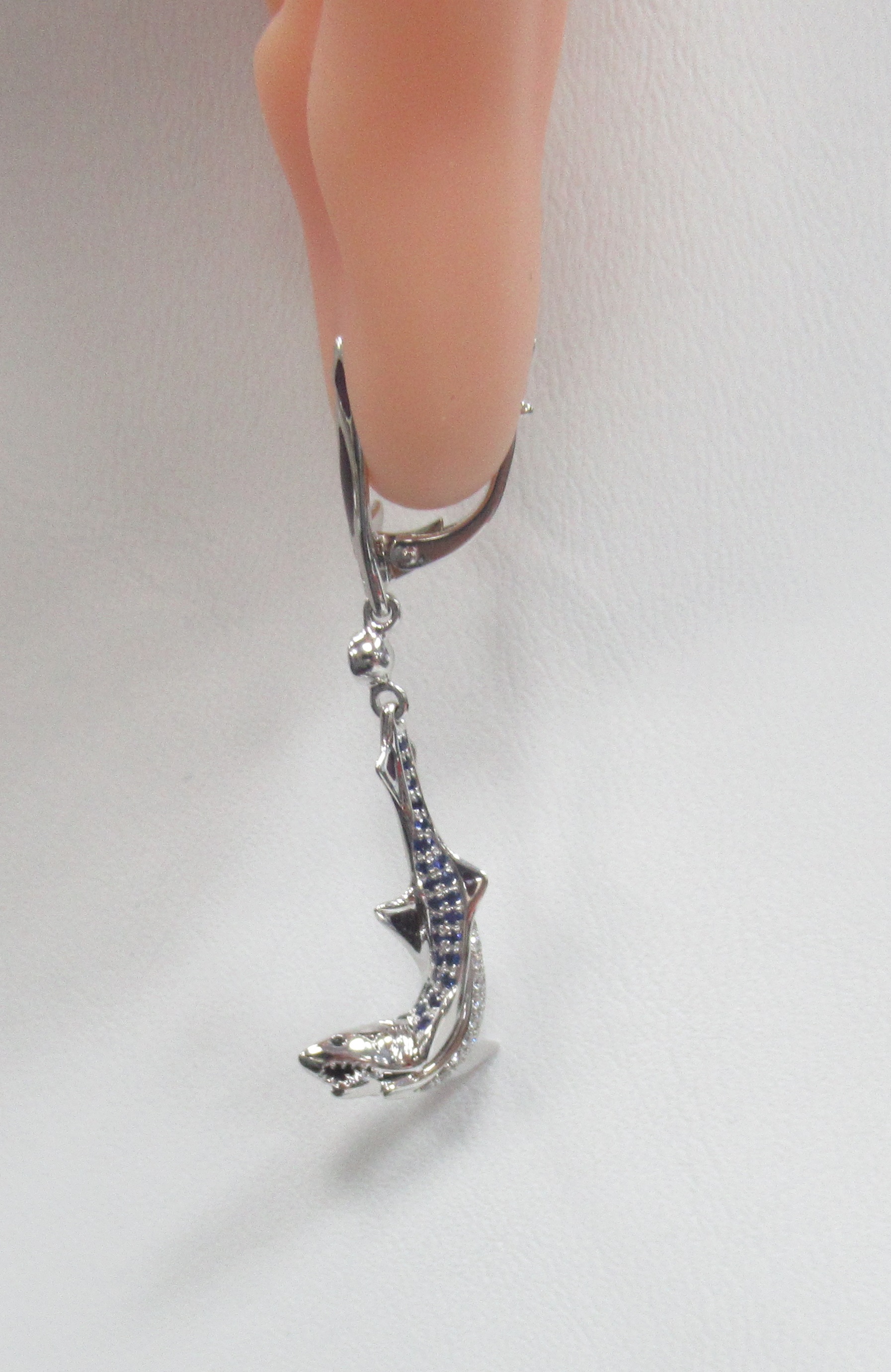 Серьги из белого золота с сапфирами "Акулы"